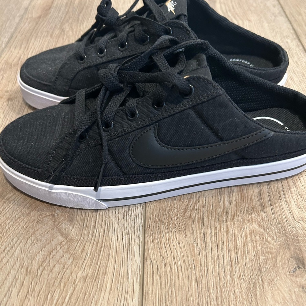 Nike Women Black and White Sneakers